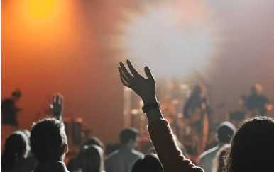 Crowd cheering on performers on stage | Source: Pixabay