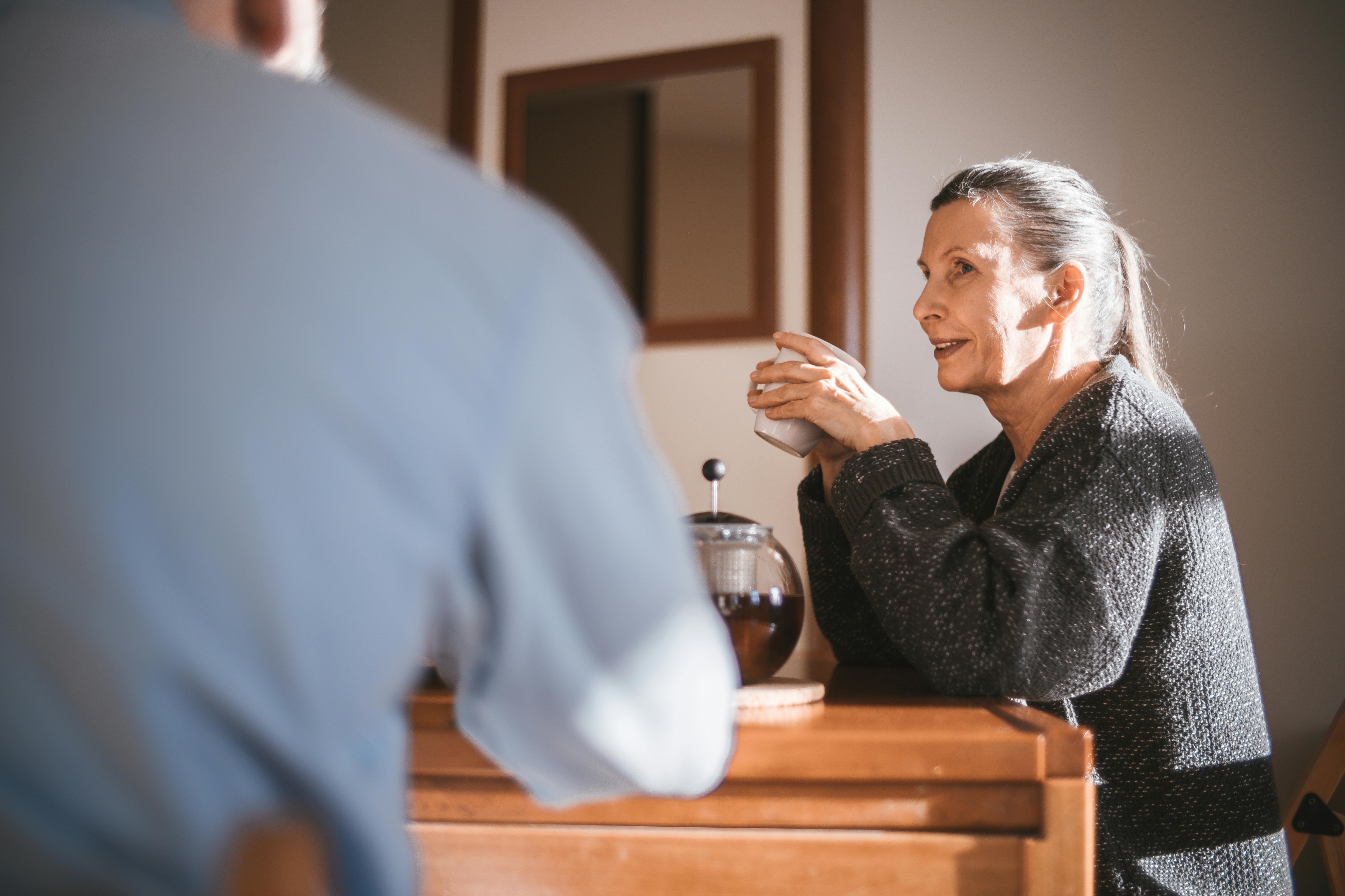 An older woman talking to a man | Source: Pexels