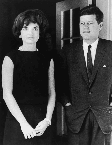 John und Jackie Kennedy in der Tür zum White House, Washington, D.C., circa 1961. | Quelle: Getty Images