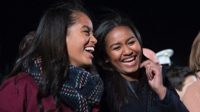 Malia and Sasha Obama at the national Christmas tree lighting ceremony in 2015 l Source: Twitter l The Hill 