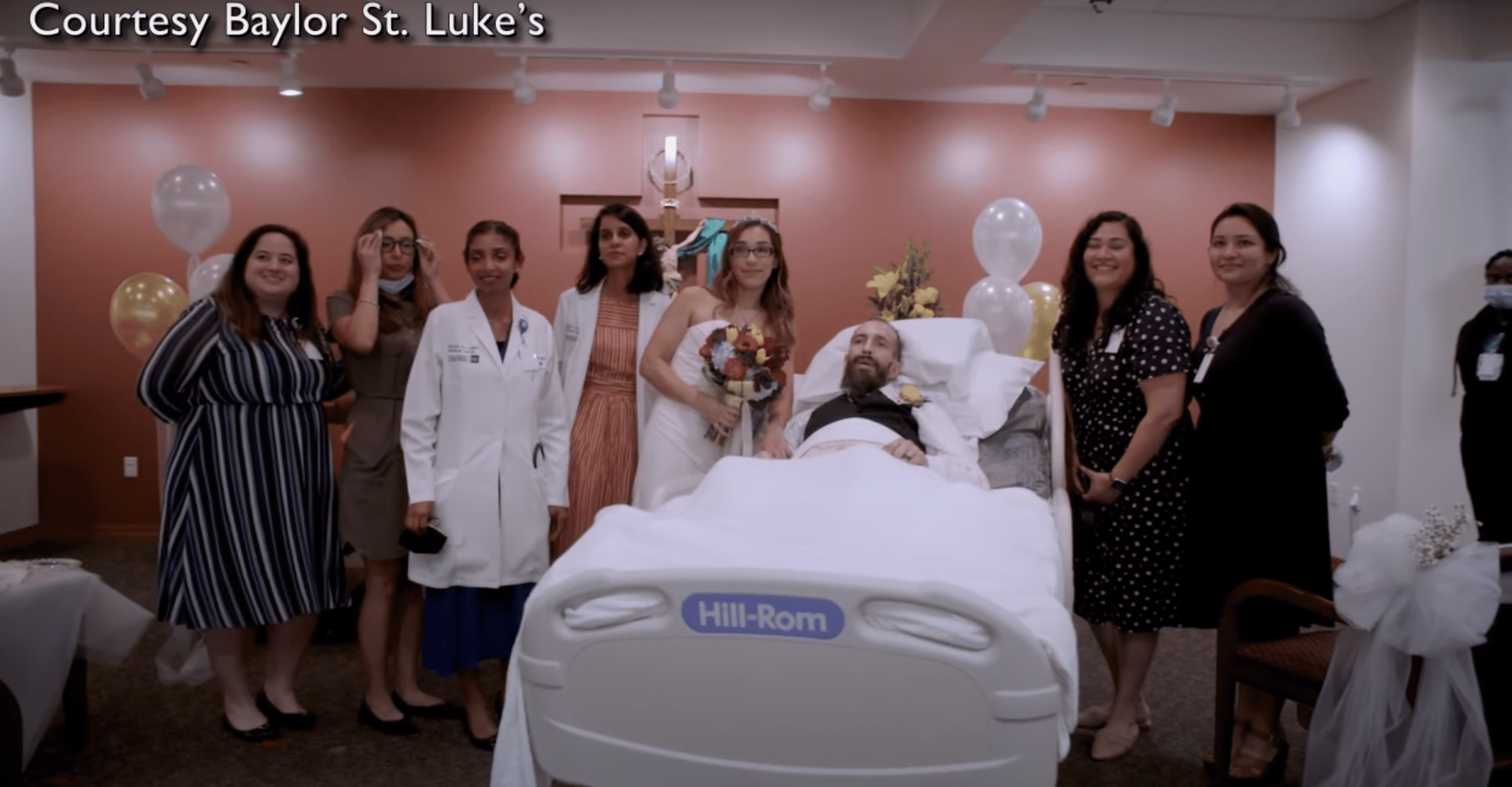 Jade and Noah Lathrop pose with the hospital staff on their wedding day | Source: YouTube.com/FOX 26 Houston