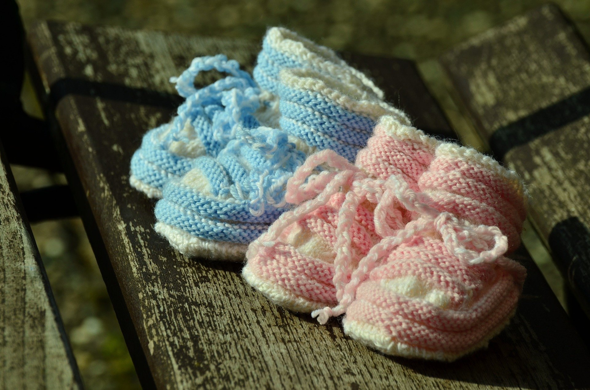 Pink and blue baby shoes for a boy and a girl | Source: Pixabay