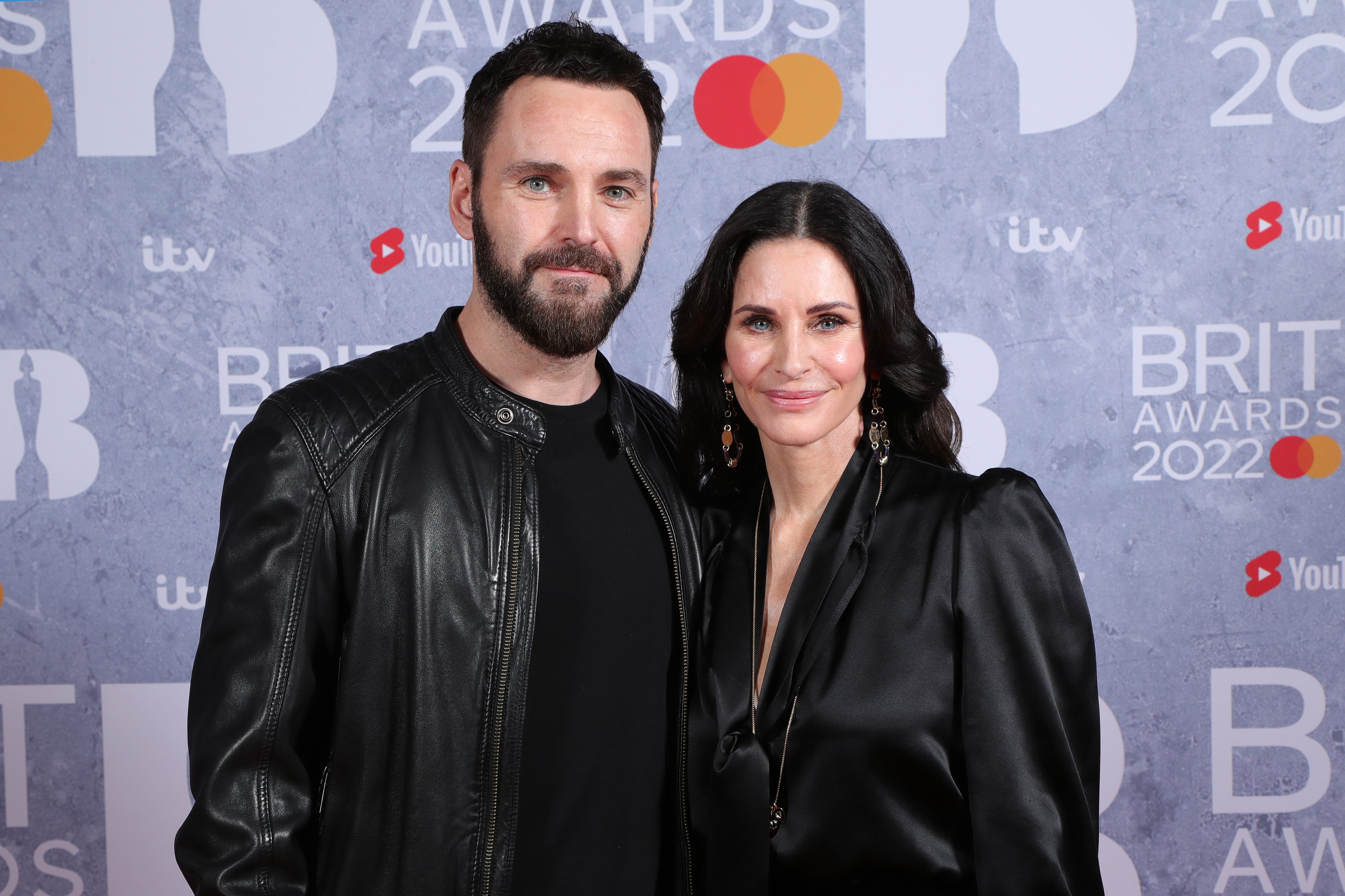 Johnny McDaid and Courteney Cox on the VIP red carpet at The BRIT Awards 2022 on February 08, 2022 | Source: Getty Images