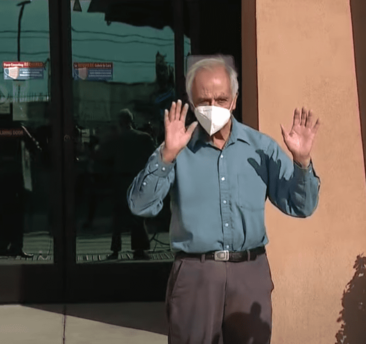 Elderly man who lives in his car thanks everyone who donated money and helped him celebrate his birthday | Photo: Youtube/FOX 11 Los Angeles