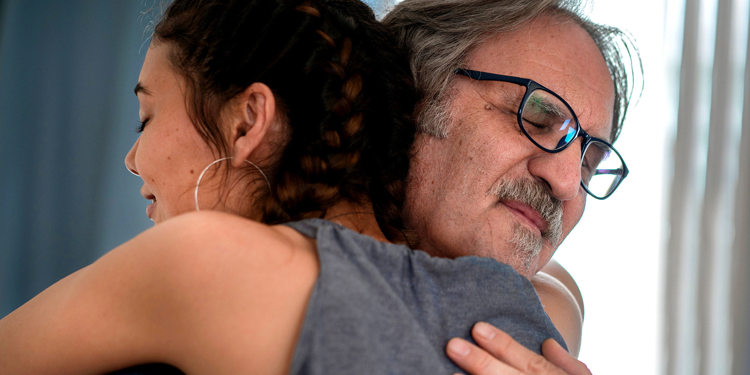 Hija abraza al padre | Foto: Shutterstock