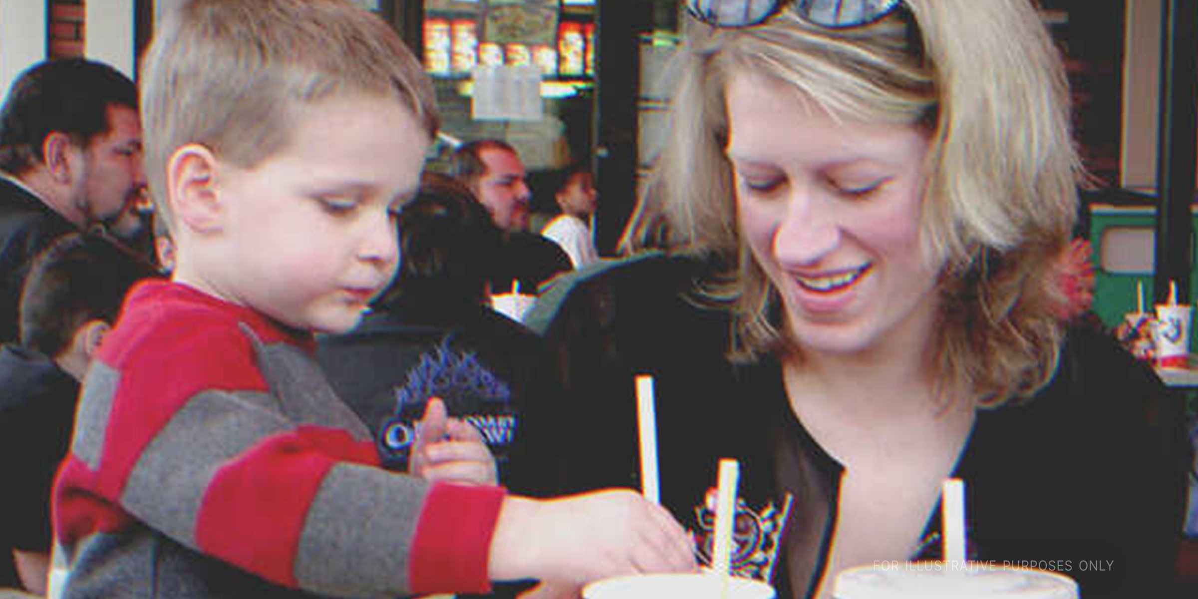 Eine Mutter mit ihrem Sohn in einem Restaurant | Quelle: Flickr / Eric Lewis (CC BY-SA 2.0)