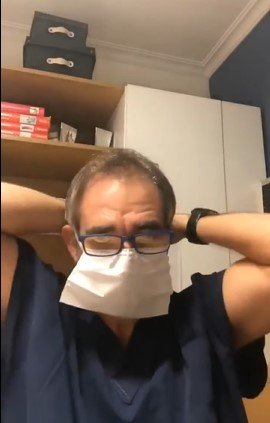 Médico haciendo demostración. | Foto: YouTube / Redes Cero Dos Dos uno