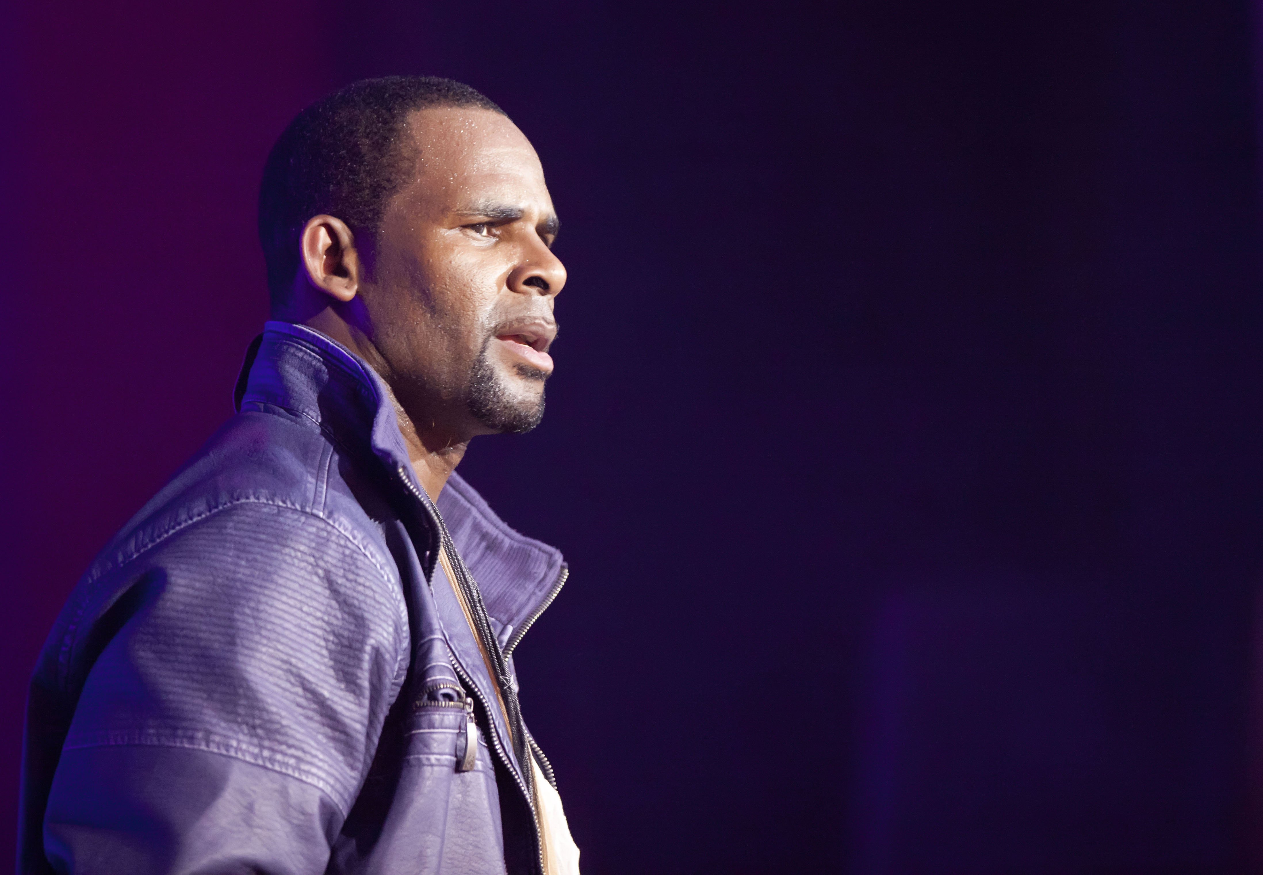 R. Kelly performs live during a concert at the Admiralspalast on April 25, 2011 in Berlin, Germany. | Photo: GettyImages