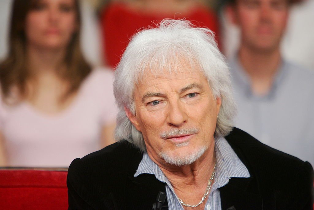 Hugues Aufray sur un plateau télé. |Photo : Getty Images.