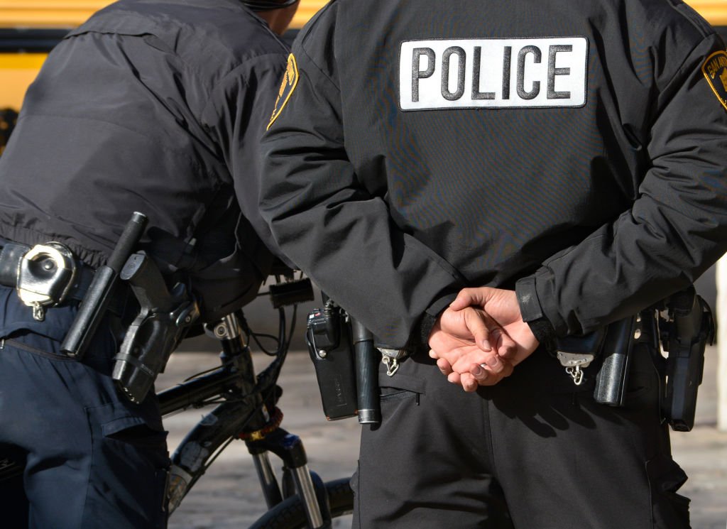 Deux policers en exercice. | Photo : Getty Images