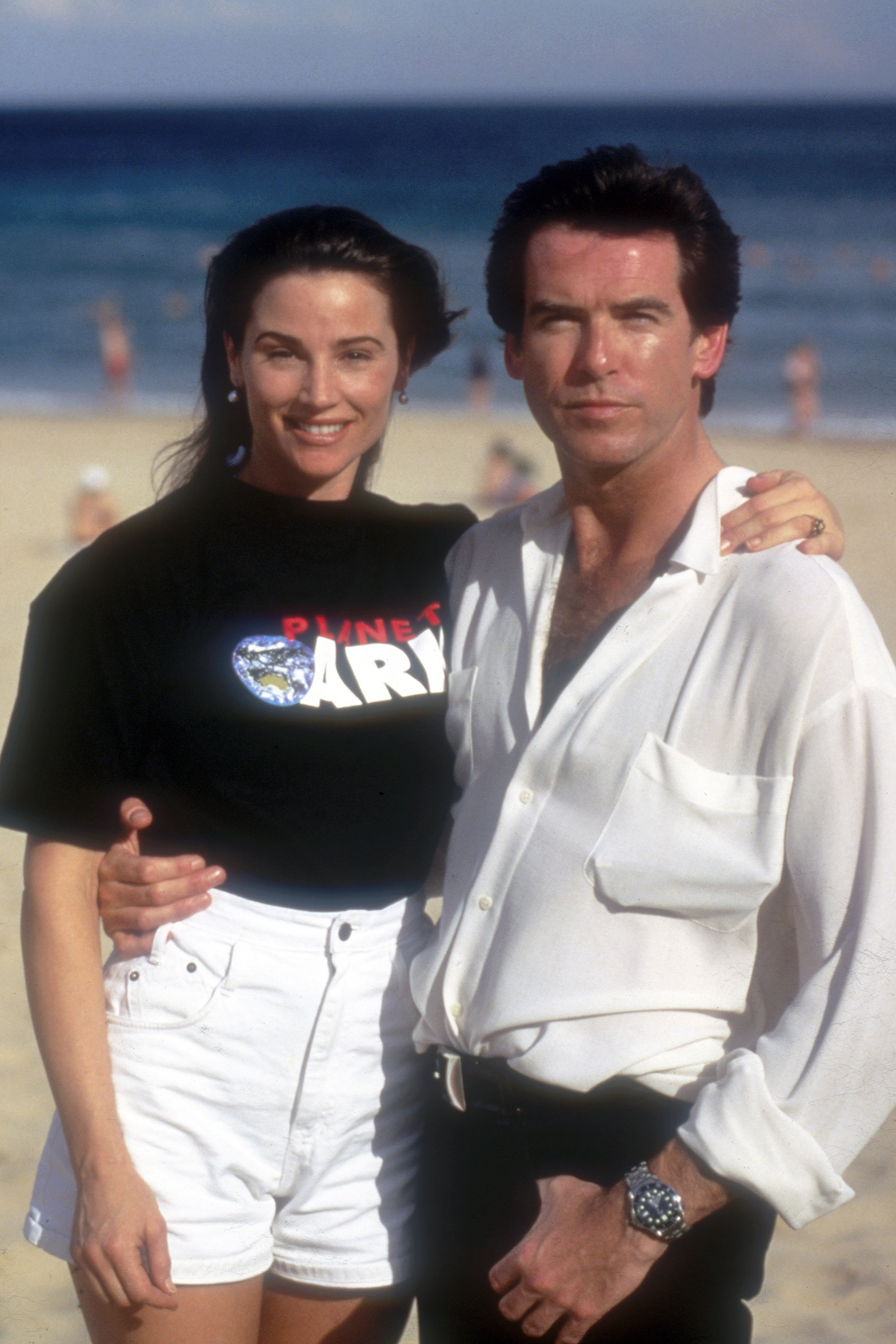 Pierce Brosnan and his girlfriend Keely Shaye Smith at the premiere of his new James Bond film 'Goldeneye' in 1995. | Photo: GettyImages