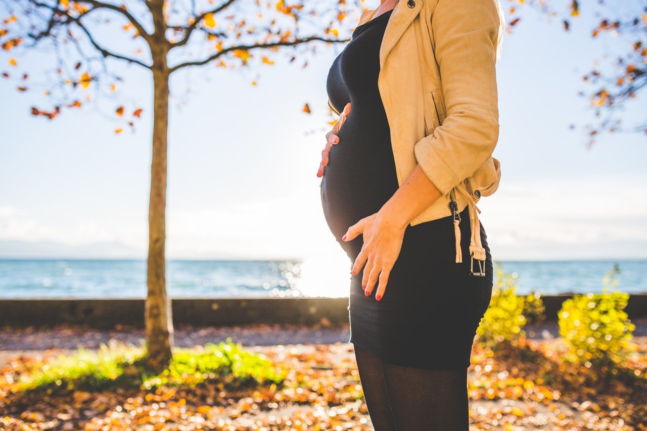 Pregnant woman touching her belly | Source: Pexels