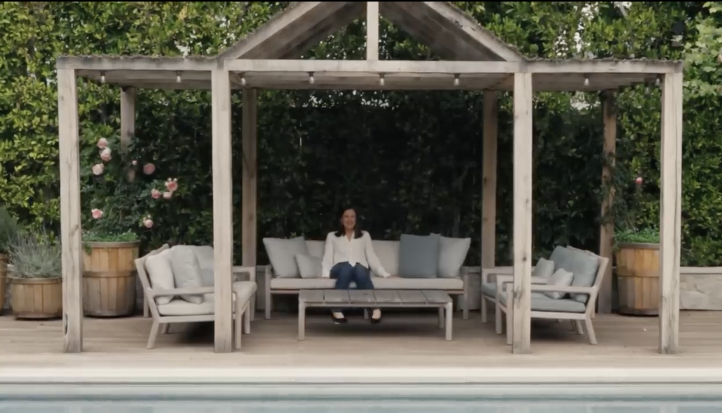 Jennifer Garner's pool area from a post dated September 3, 2024. | Source: YouTube/Architectural Digest