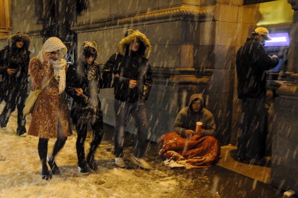 Un SDF mendie dans le froid. | Photo : Getty Images
