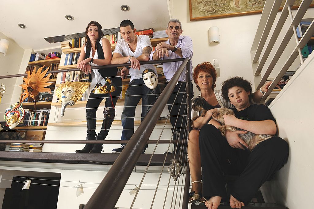 Photo de famille de Véronique GENEST et son mari Meyer BOKOBZA dans leur appartement parisien. | Photo : Getty Images