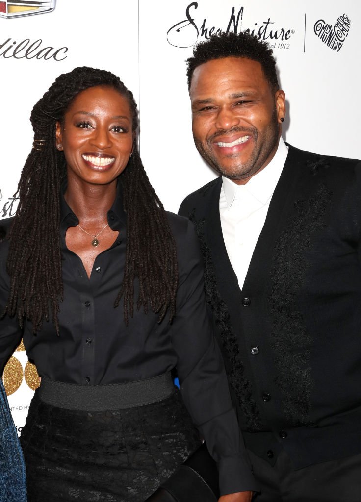 Alvina Stewart (à gauche) et l'acteur Anthony Anderson assistent au Ebony's Power 100 Gala d'Ebony Magazine au Beverly Hilton Hotel |  Getty Images
