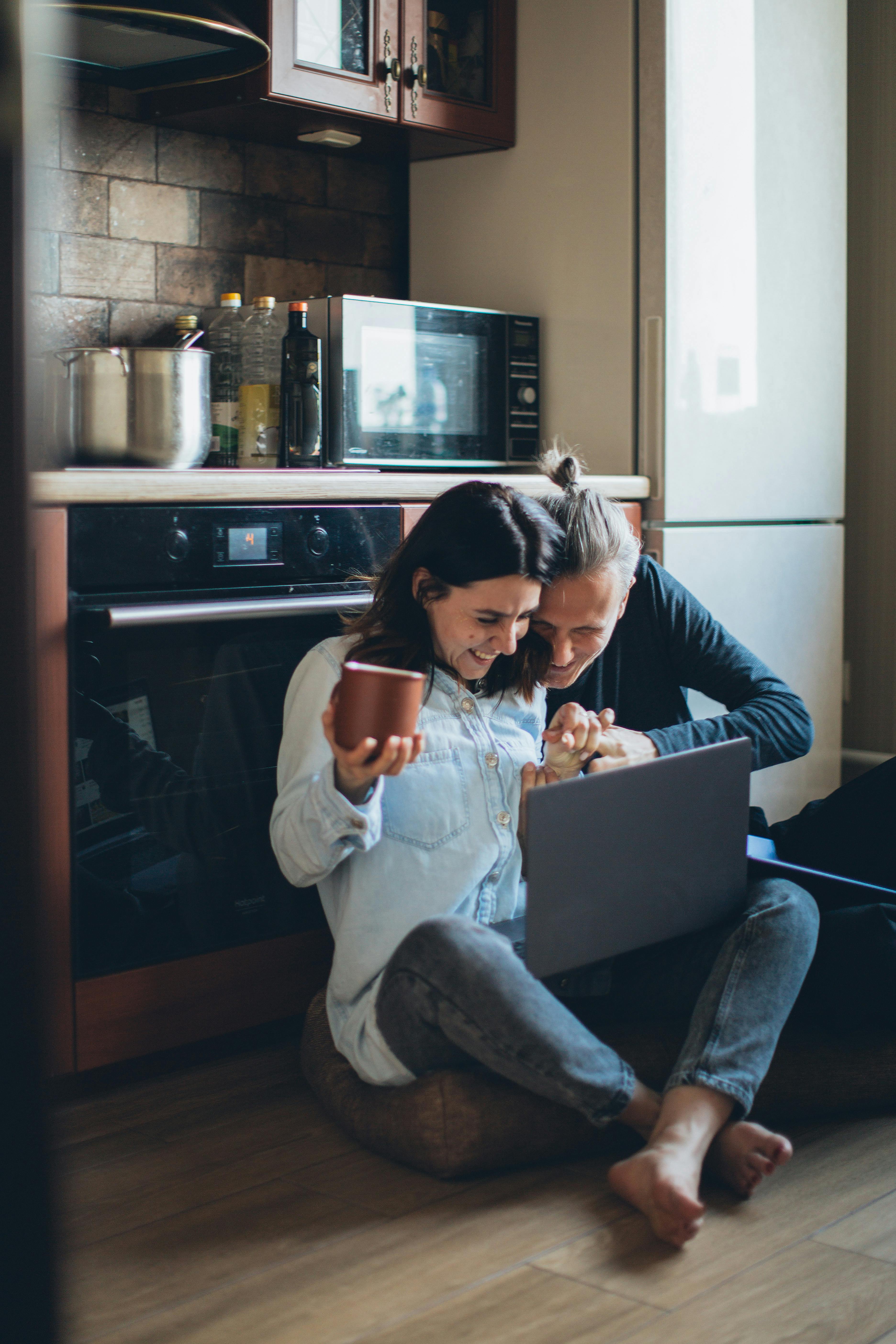 A couple enjoying time on the internet | Source: Pexels