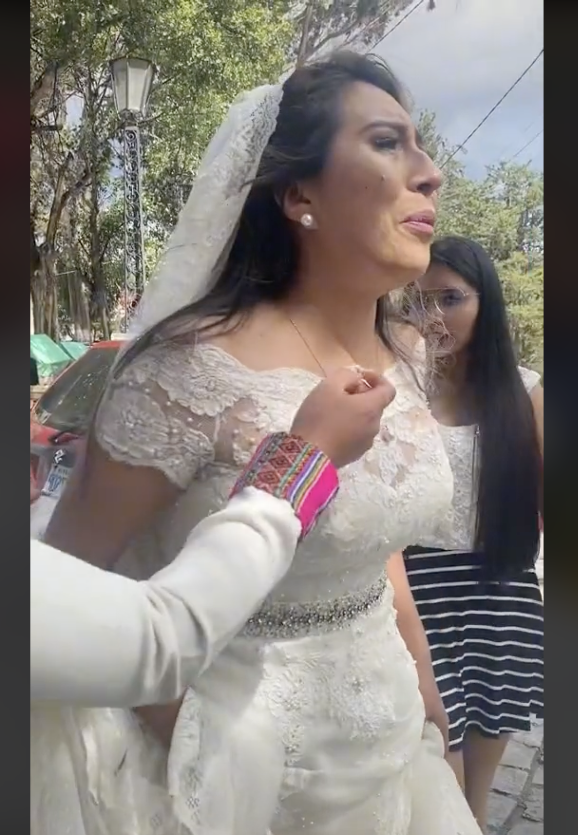 La novia sufre un colapso emocional. | Foto: tiktok.com/@santosyudai