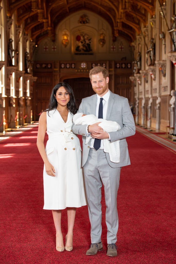 Le prince Harry, duc de Sussex et Meghan, duchesse de Sussex, posent avec leur fils nouveau-né Archie Harrison Mountbatten-Windsor lors d'un photocall à St George's Hall au château de Windsor le 8 mai 2019 à Windsor, en Angleterre. | Photo : Getty Images 