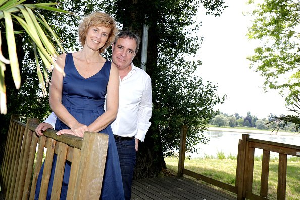 Fabien Lecoeuvre et son épouse Anne Richard pose lors d'une séance de portrait à Paris, France le 28/05/2017. | Photo : Getty Images