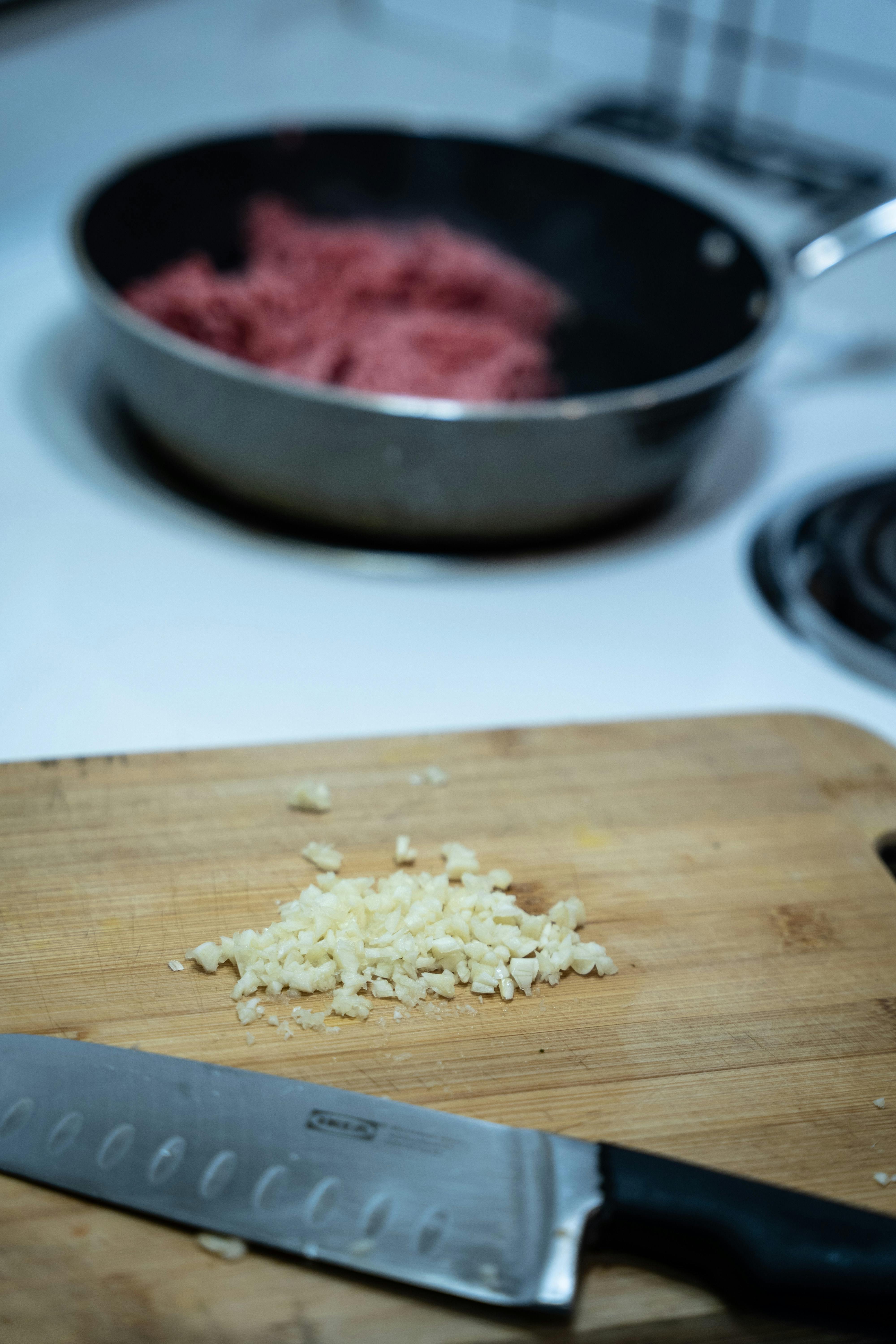 Beef and garlic | Source: Pexels