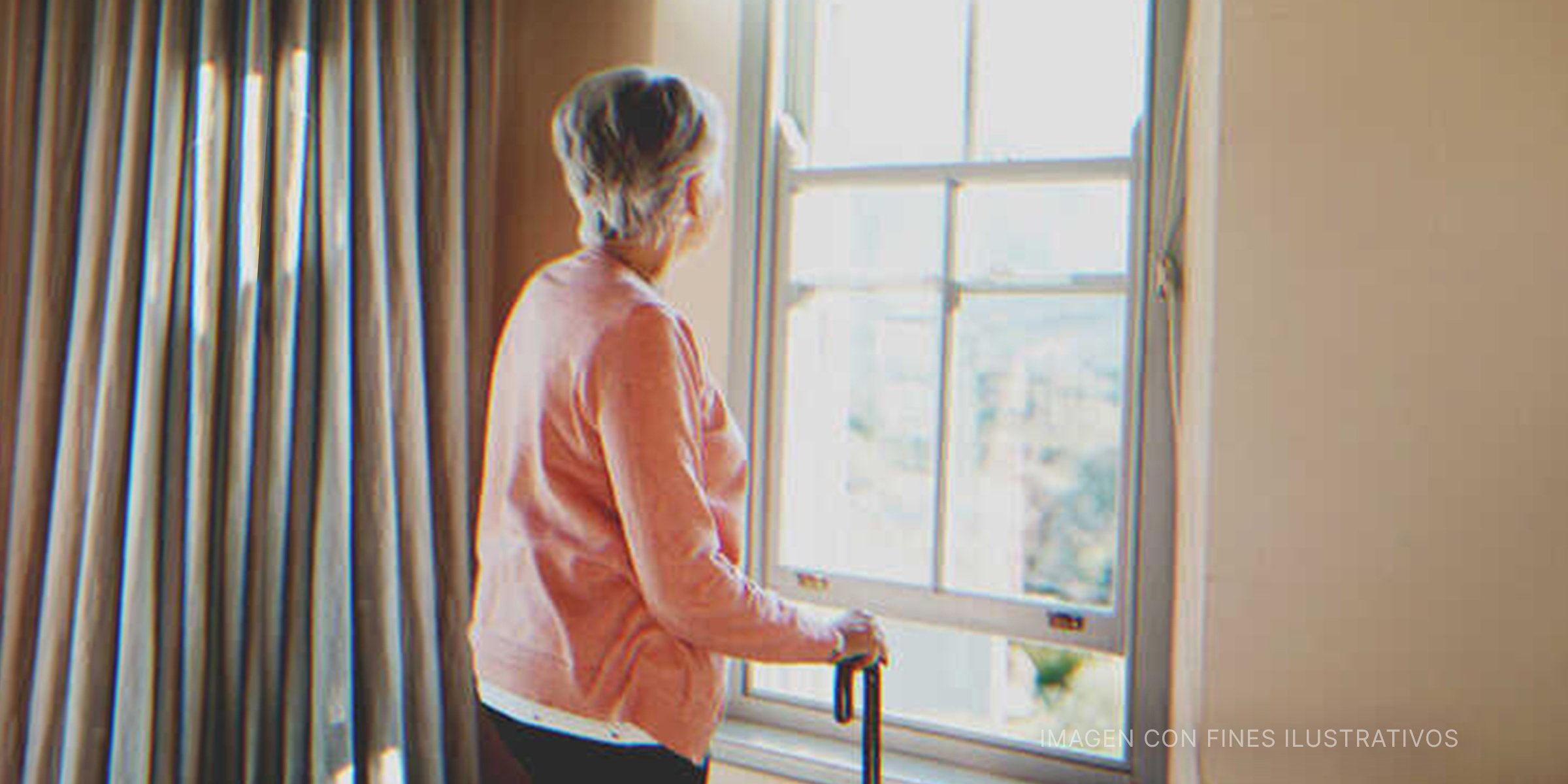 Mujer mayor mirando por la ventana. | Foto: Getty Images
