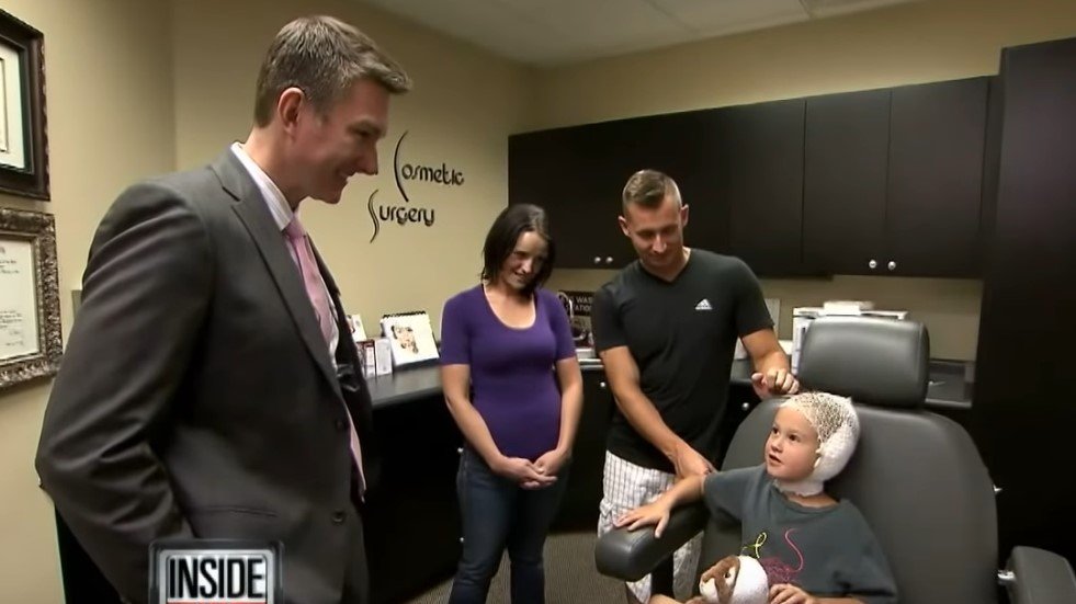 Picture of six-year-old Gage Berger with his parents and surgeon after the surgery. | Source: Youtube/Inside Edition 