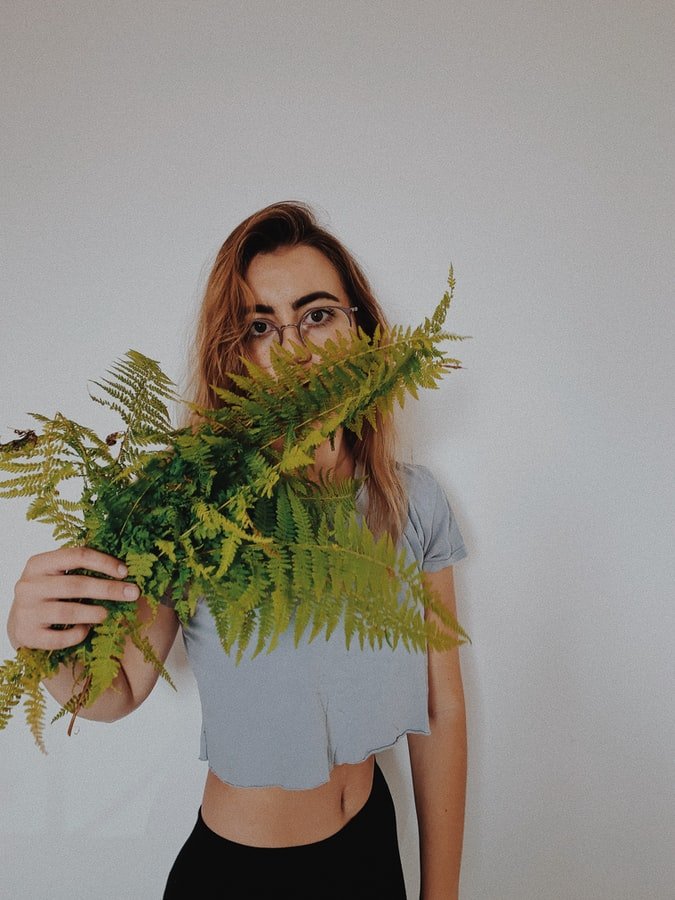 Une jeune femme portant un cropped top. l Source : Unsplash