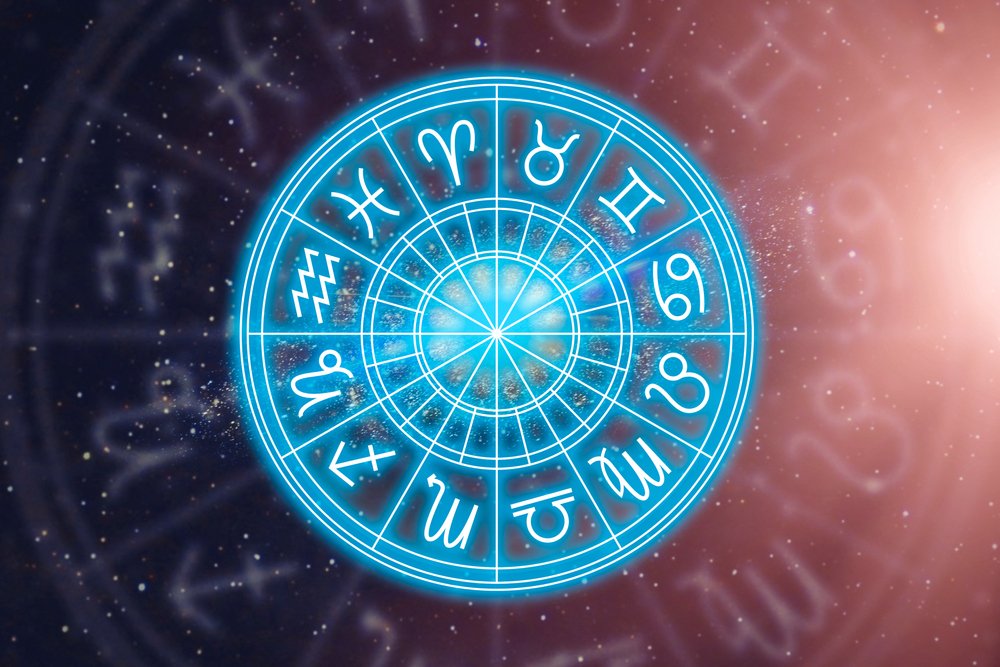 Signos del zodiaco con fondo de cielo estrellado. | Foto: Shutterstock
