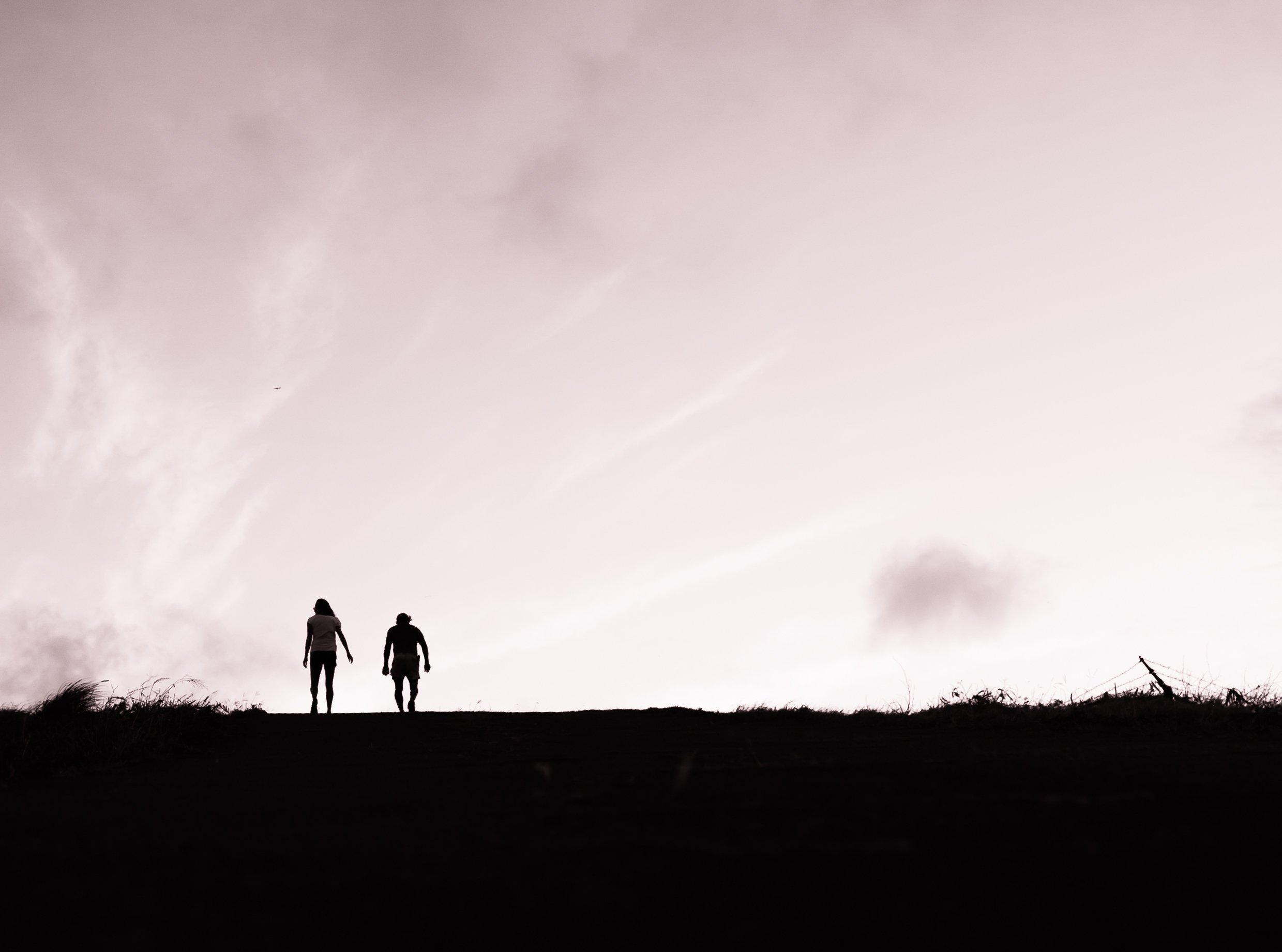 Hombre y mujer caminando al aire libre. | Foto: Shutterstock