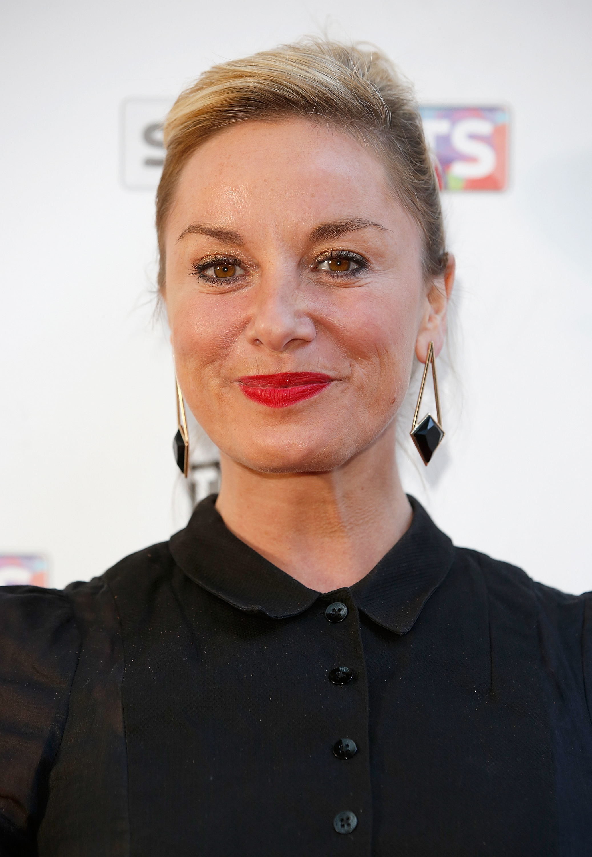 Tamzin Outhwaite attended the South Bank Sky Arts Awards in London on June 7, 2015, opting for a pared-back look that placed the focus firmly on her face. Wearing her hair swept back and minimal makeup accented with a bold red lip, the actress appeared relaxed and self-assured, offering a close-up glimpse of her natural features.