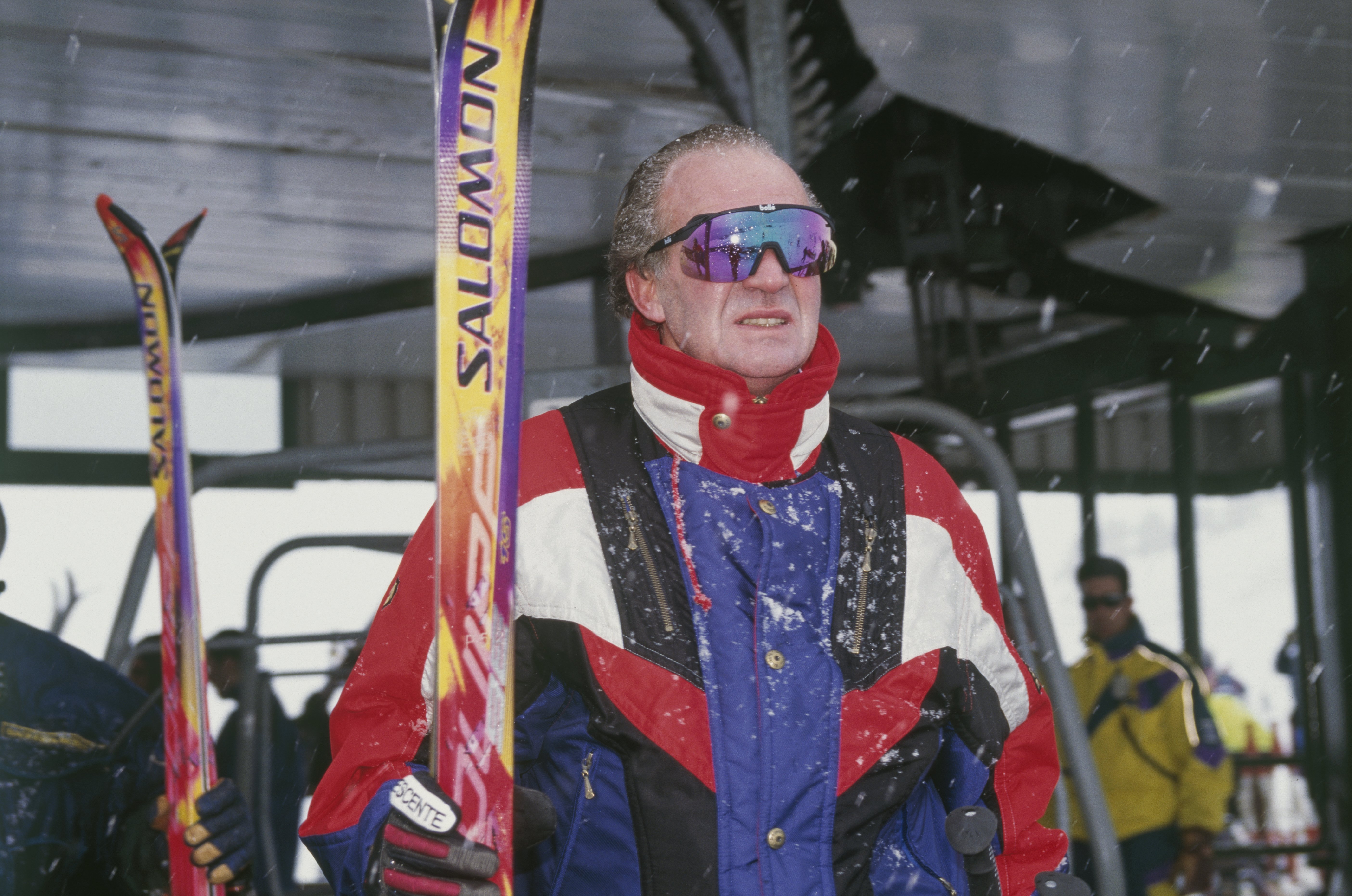Rey Juan Carlos sostiene sus esquíes en Baqueira-Beret en 1990. | Foto: Getty Images