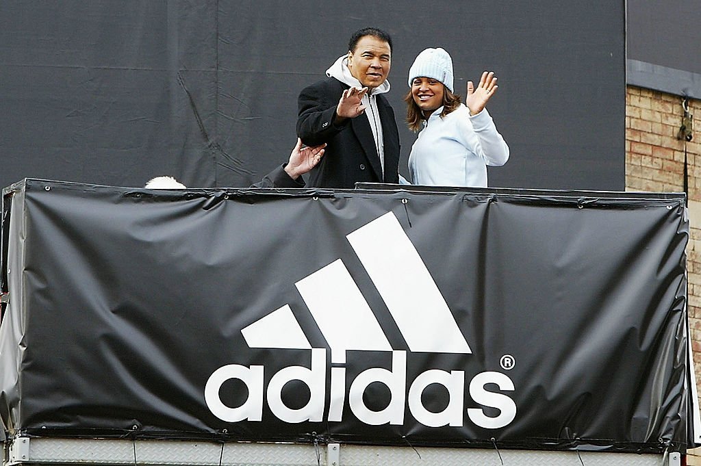 Boxing legend Muhammad Ali poses with his daughter, Laila Ali, as they unveil a new wallscape for addidas | Photo: Getty Images Boxing legend Muhammad Ali poses with his daughter, Laila Ali, as they unveil a new wallscape for addidas | Photo: Getty Images