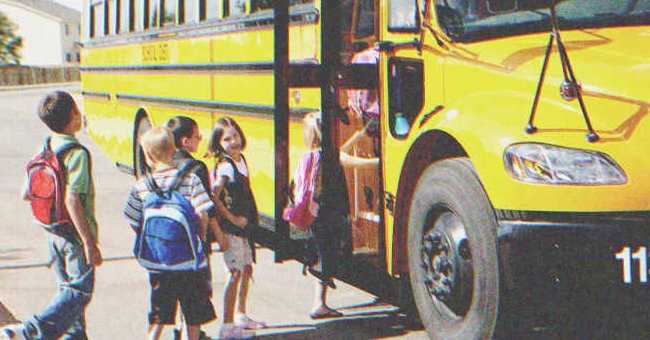 Niños subiendo a bus escolar | Shutterstock