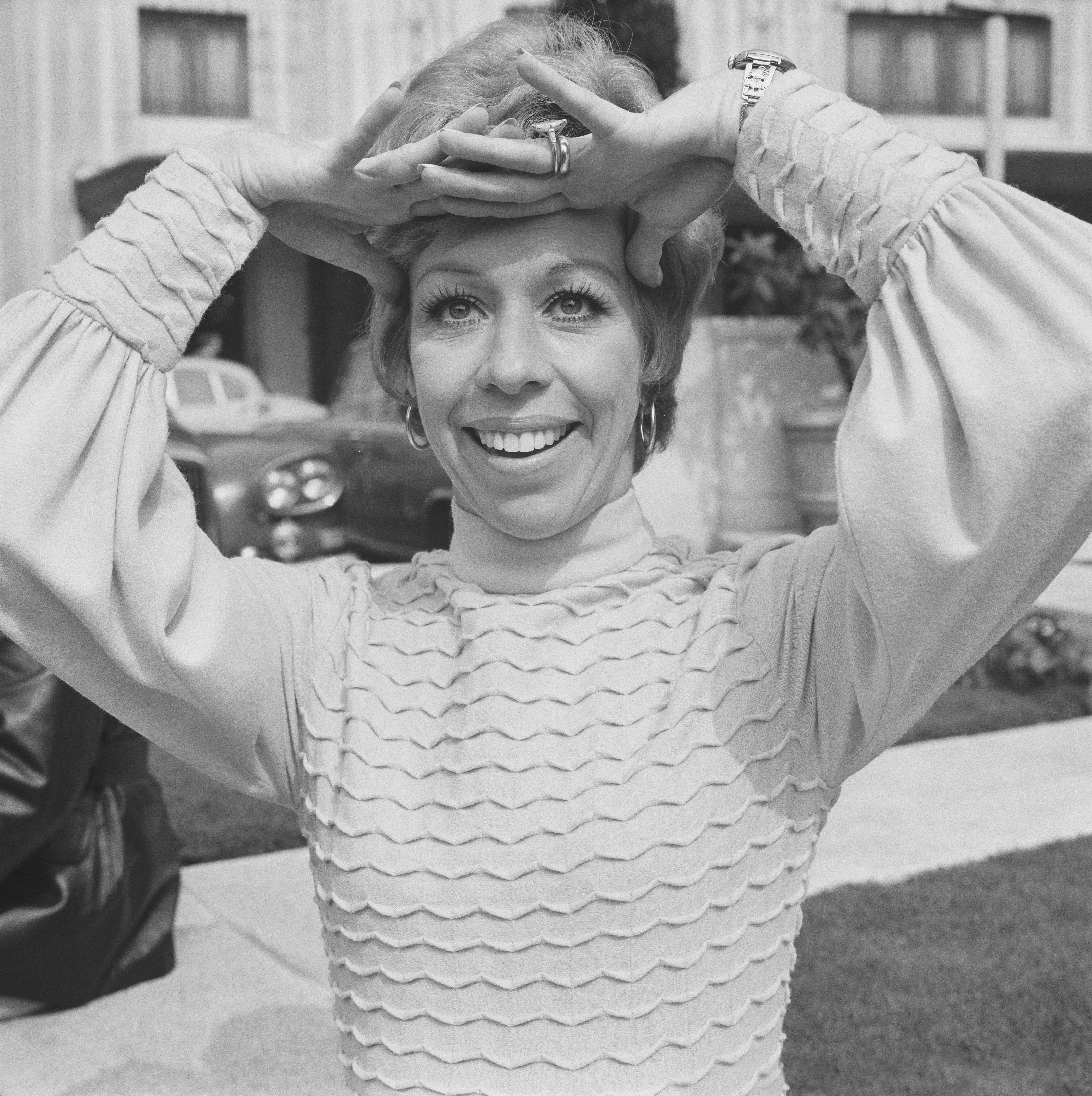 American actress and comedian Carol Burnett stands outside the Dorchester Hotel in London on 14th May 1970. | Source: Getty Images