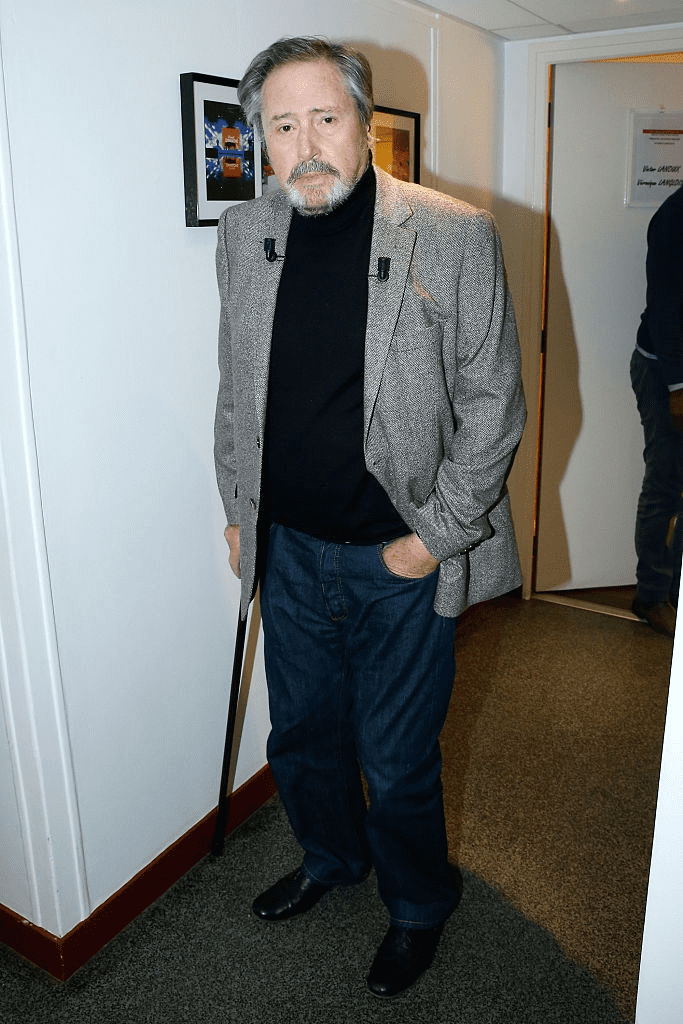 Invité principal de l'émission, l'acteur Victor Lanoux présente son livre "Deux heures a tuer au bord de la piscine" lors de l'émission "Vivement Dimanche" au Pavillon Gabriel le 12 novembre 2014 à Paris, France. | Photo : Getty Images Invité principal de l'émission, l'acteur Victor Lanoux présente son livre "Deux heures a tuer au bord de la piscine" lors de l'émission "Vivement Dimanche" au Pavillon Gabriel le 12 novembre 2014 à Paris, France. | Photo : Getty Images