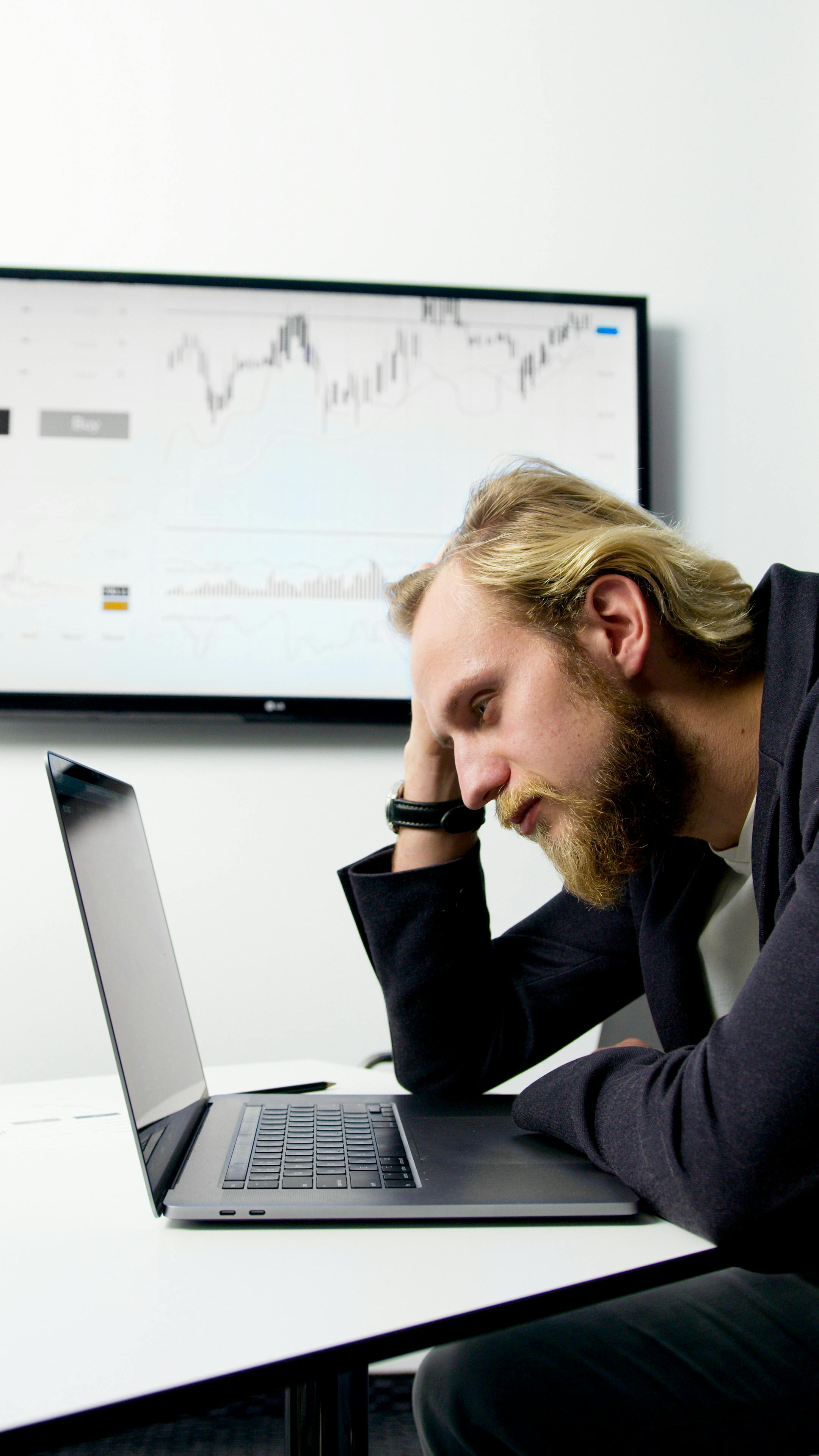 A man thinking in front of a laptop | Source: Pexels