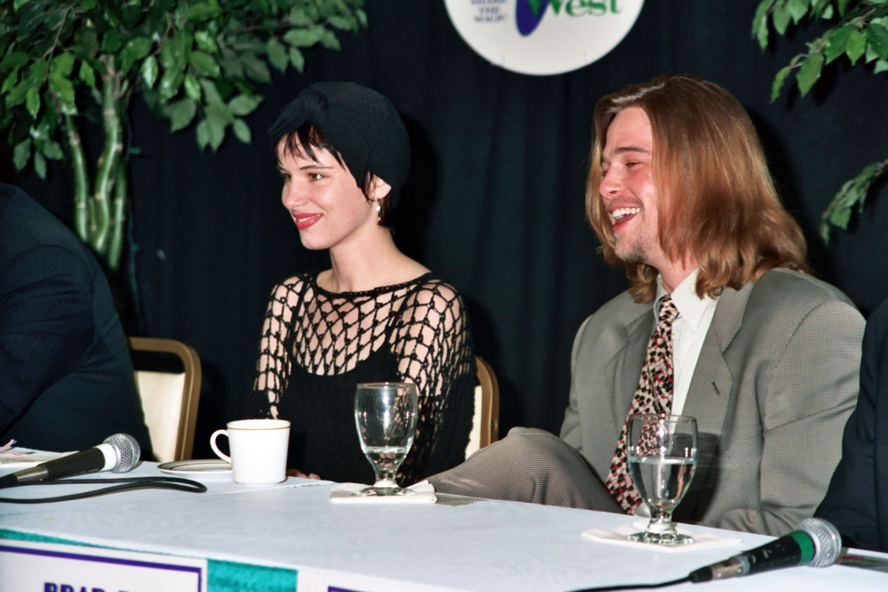 Juliette Lewis und Brad Pitt während der ShoWest 1993 in Las Vegas, Nevada, Vereinigte Staaten. | Quelle: Getty Images
