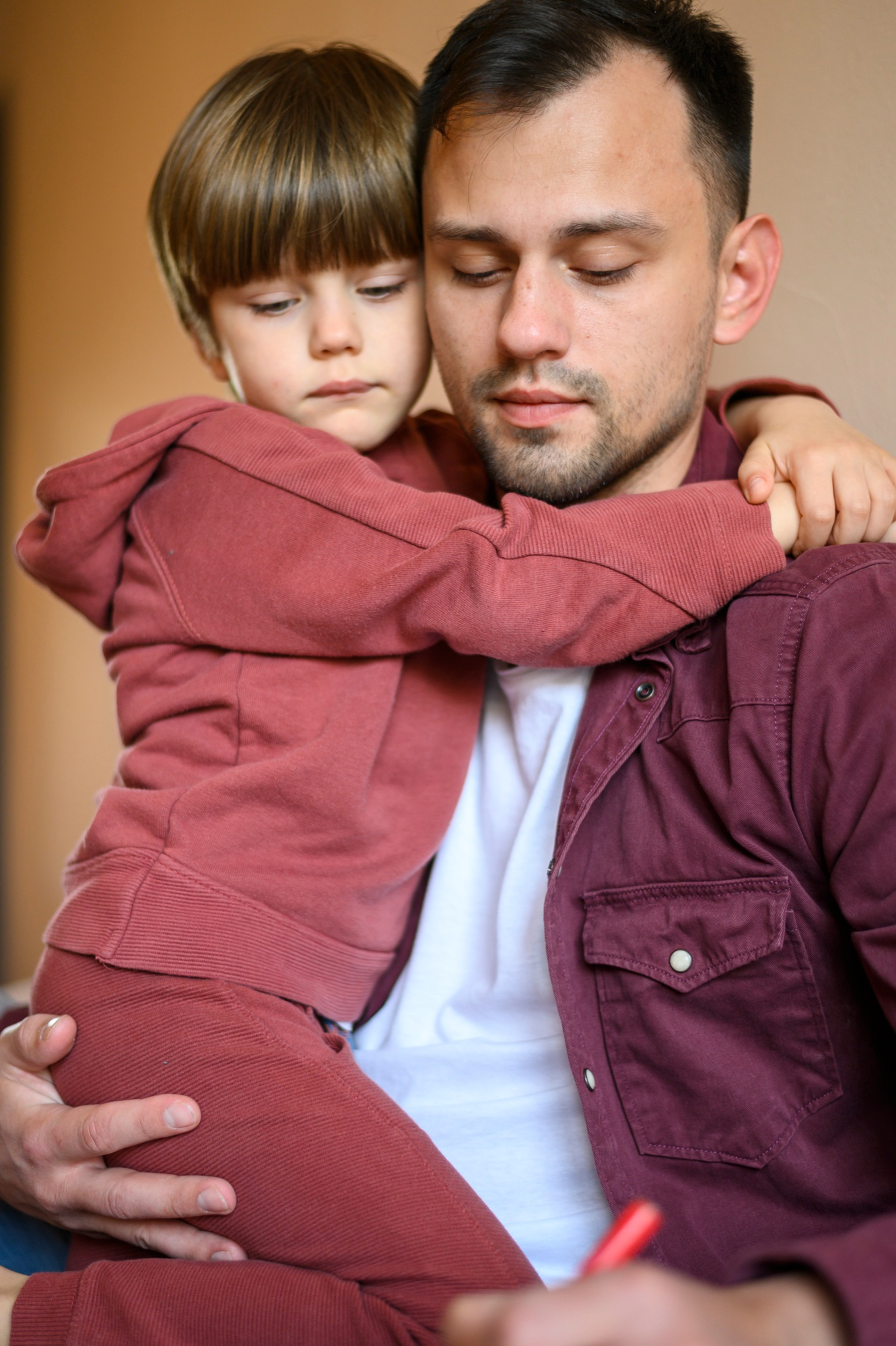 A little boy hugging his father | Source: Freepik