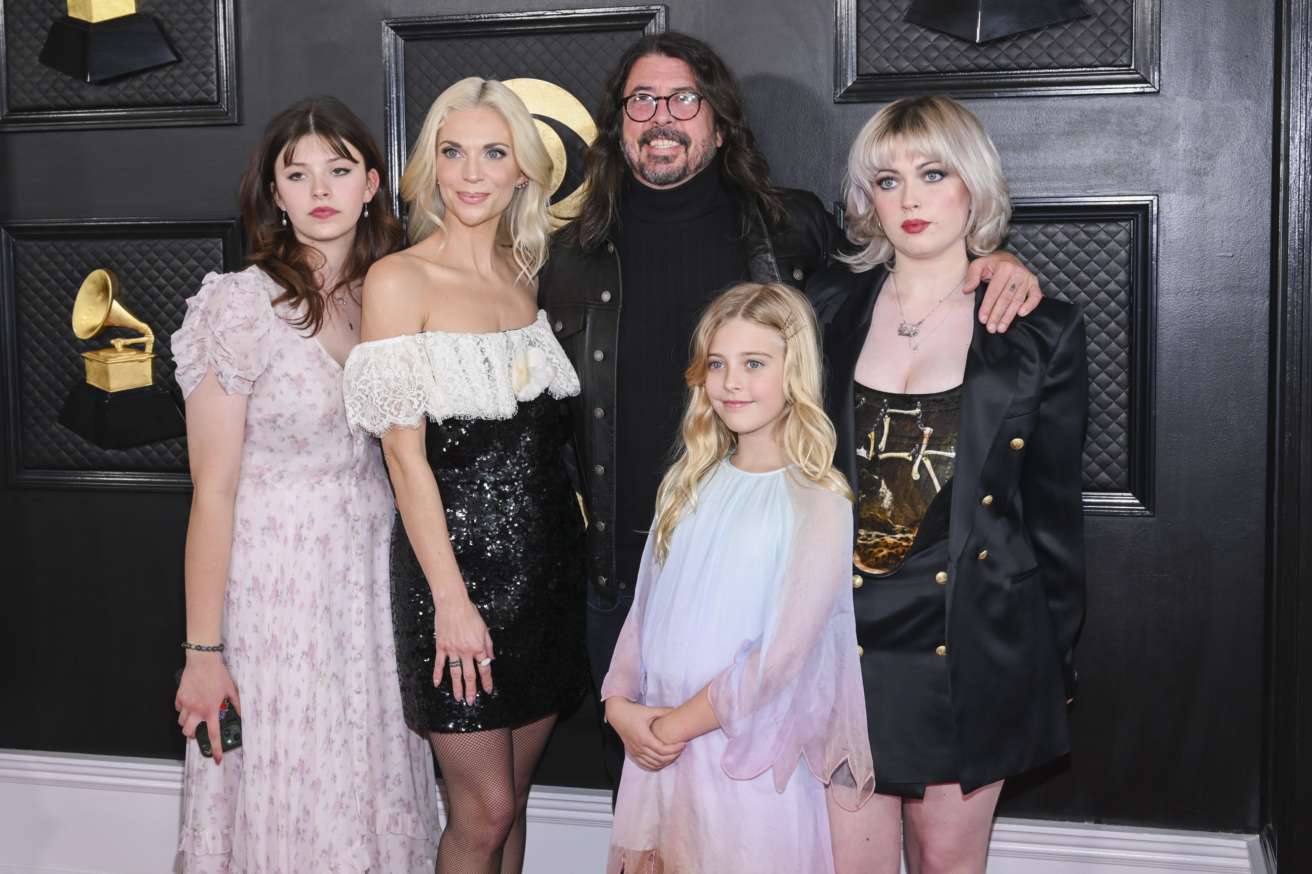 Jordyn Blum y Dave Grohl, con sus hijas Violet, Ophelia y Harper en la 65ª edición de los premios GRAMMY, el 5 de febrero de 2023 en Los Ángeles. | Foto: Getty Imgaes