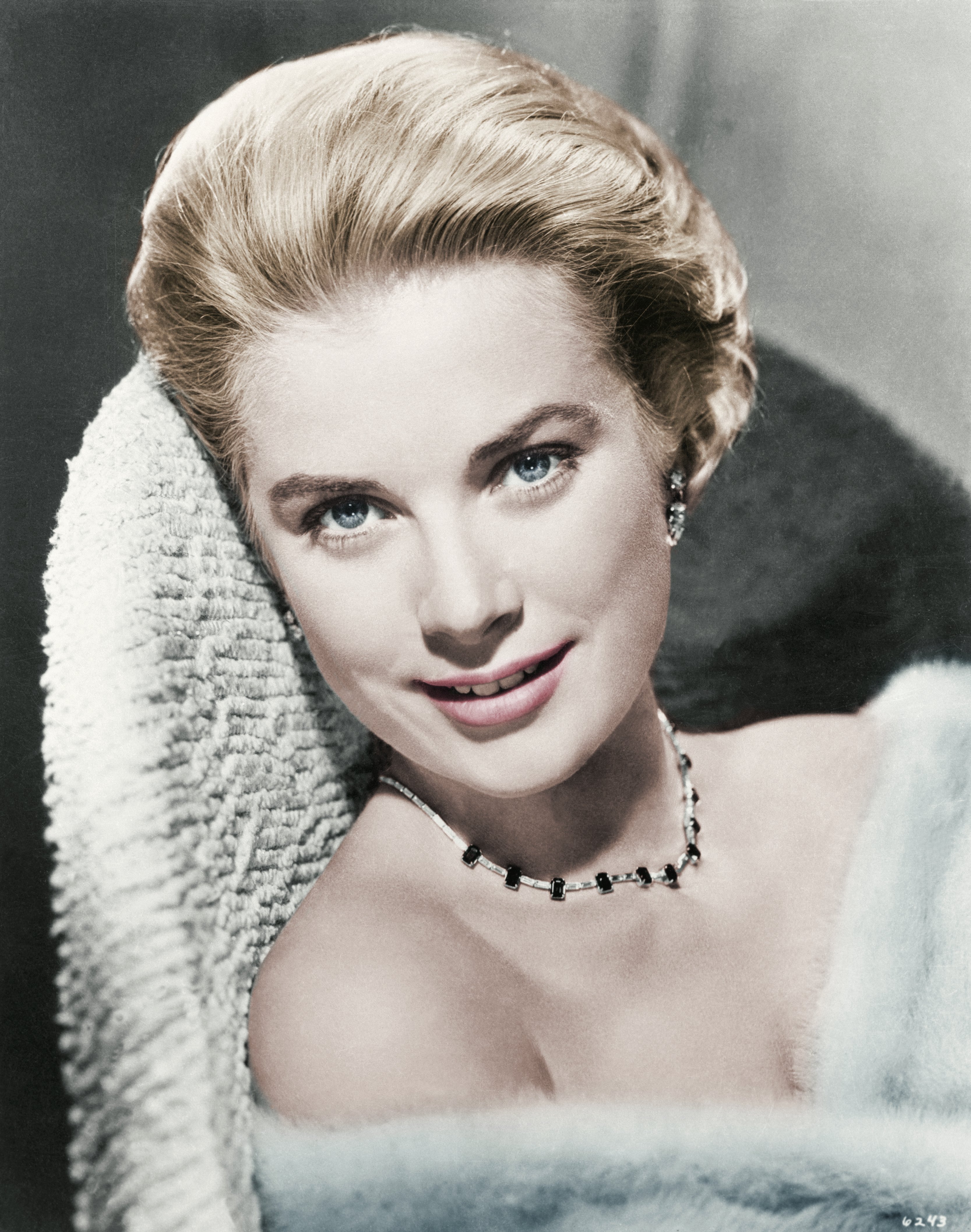 Retrato la actriz Grace Kelly, quien se convirtió en princesa tras casarse con el príncipe Rainier de Mónaco. | Foto: Getty Images Retrato la actriz Grace Kelly, quien se convirtió en princesa tras casarse con el príncipe Rainier de Mónaco. | Foto: Getty Images