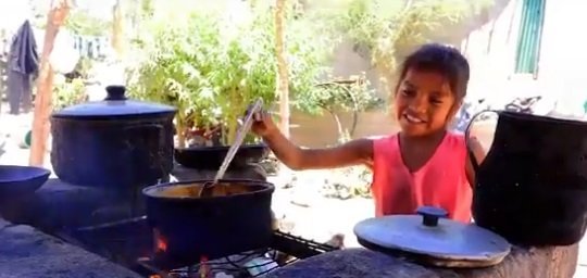 Jennifer prepara la comida | Foto: Twitter/Telemax Sonora