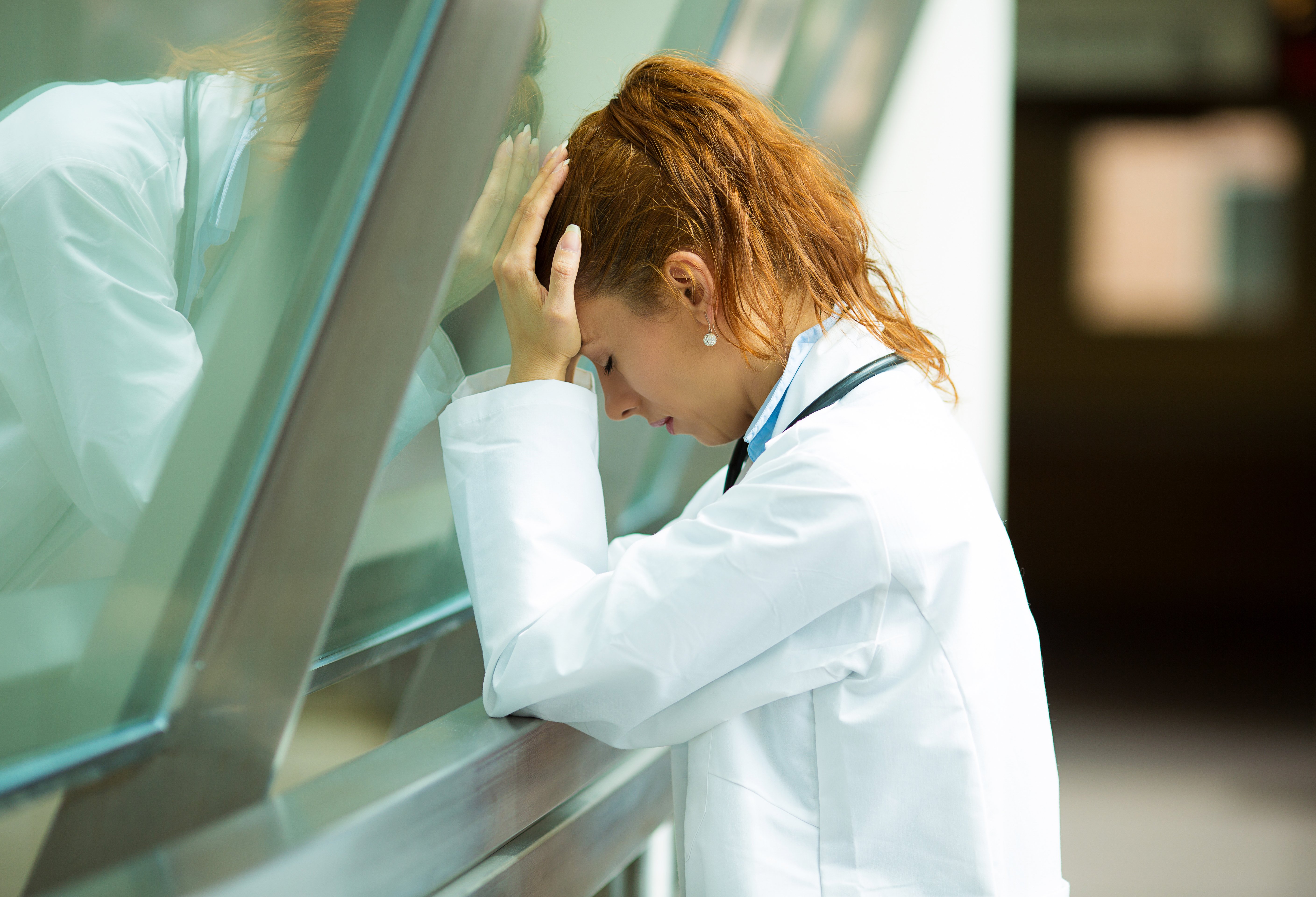Nahaufnahme Porträt trauriger Gesundheitsexperte mit Kopfschmerzen | Quelle: Shutterstock