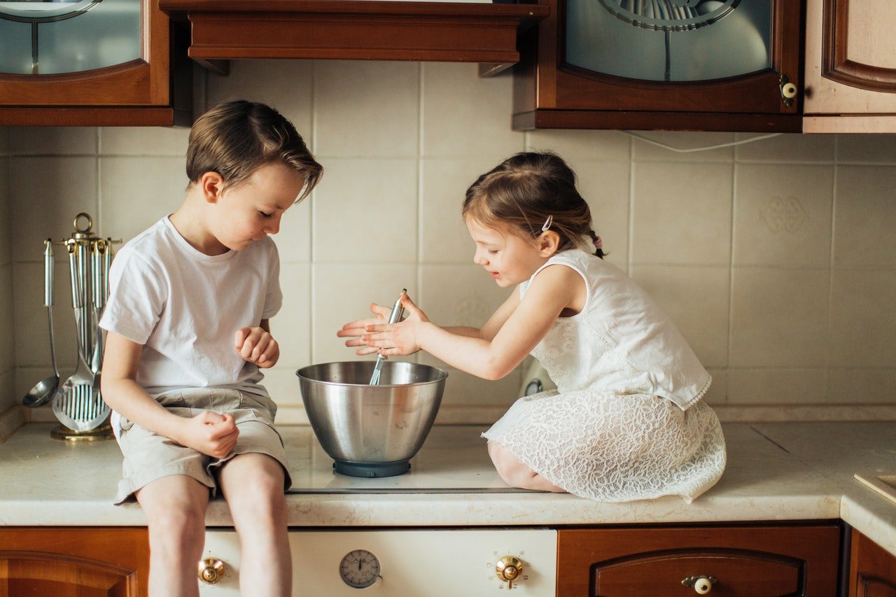 Photo of a boy and a girl playing together | Photo: Pexels