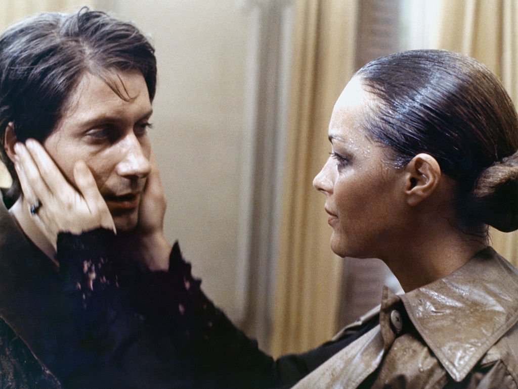 L'acteur français Jacques Dutronc et l'actrice allemande d'origine autrichienne Romy Schneider sur le tournage de L'important c'est d'aimer. | Photo : Getty Images