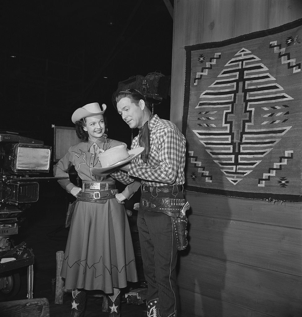 Roy Rogers and Dale Evans filming the show "Hollywood vs TV" in 1952. | Source: Getty Images 