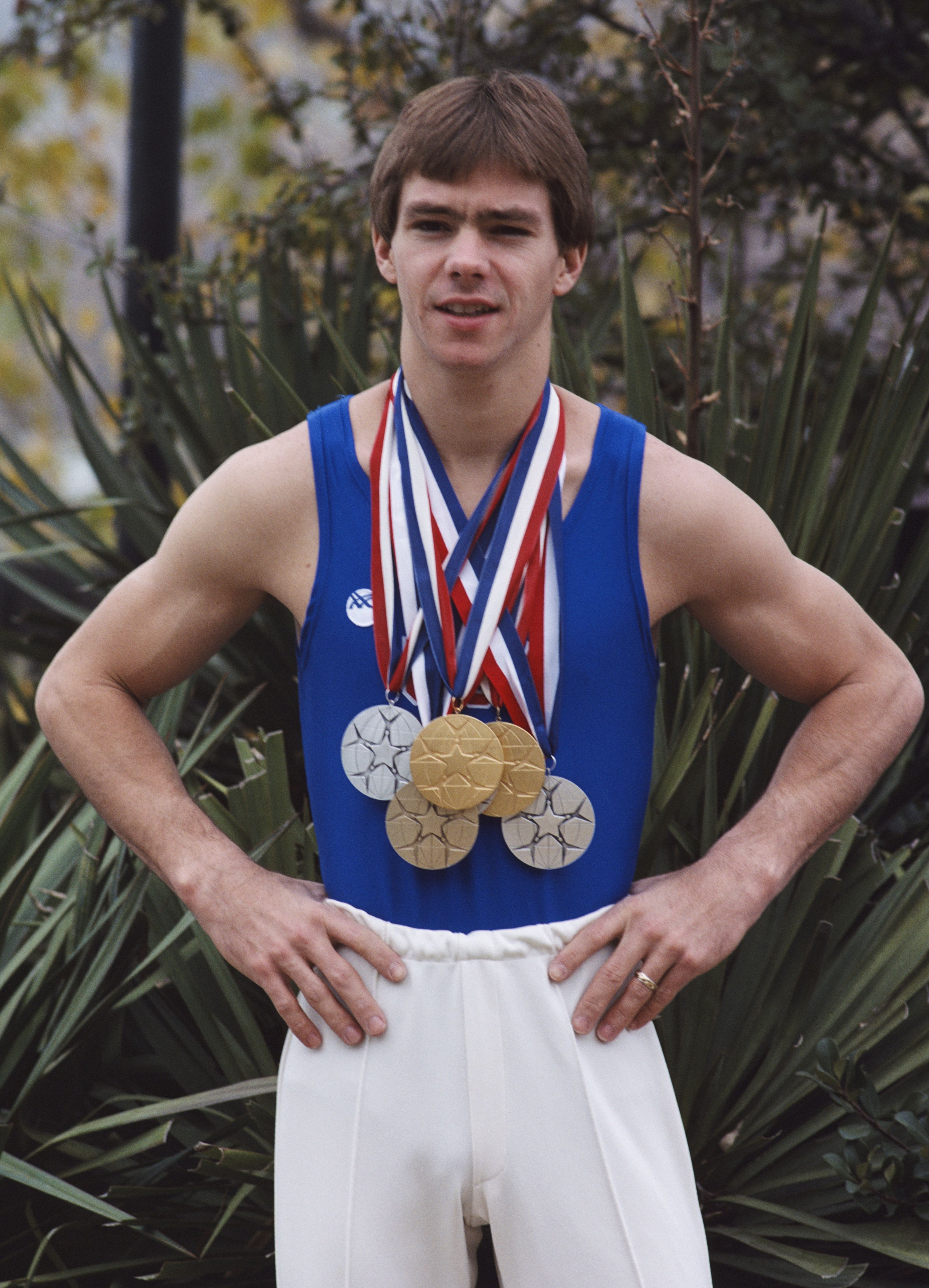 Kurt Thomas of the United States posing with his medals on during the 20th Artistic Gymnastics World Championships in Fort Worth, Texas, United States | Photo: Tony Duffy/Getty Images