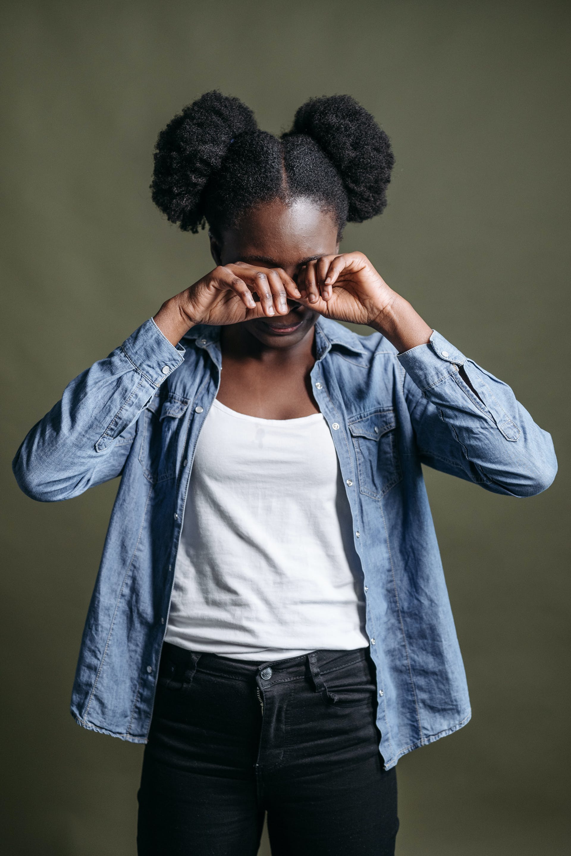 A black woman crying | Source: Pexels