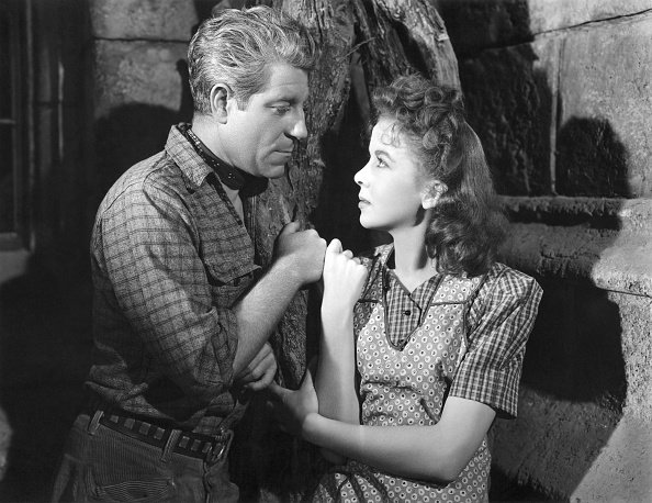 L'actrice Ida Lupino et Jean Gabin dans une scène du film "Moontide" | Photo : Getty Images