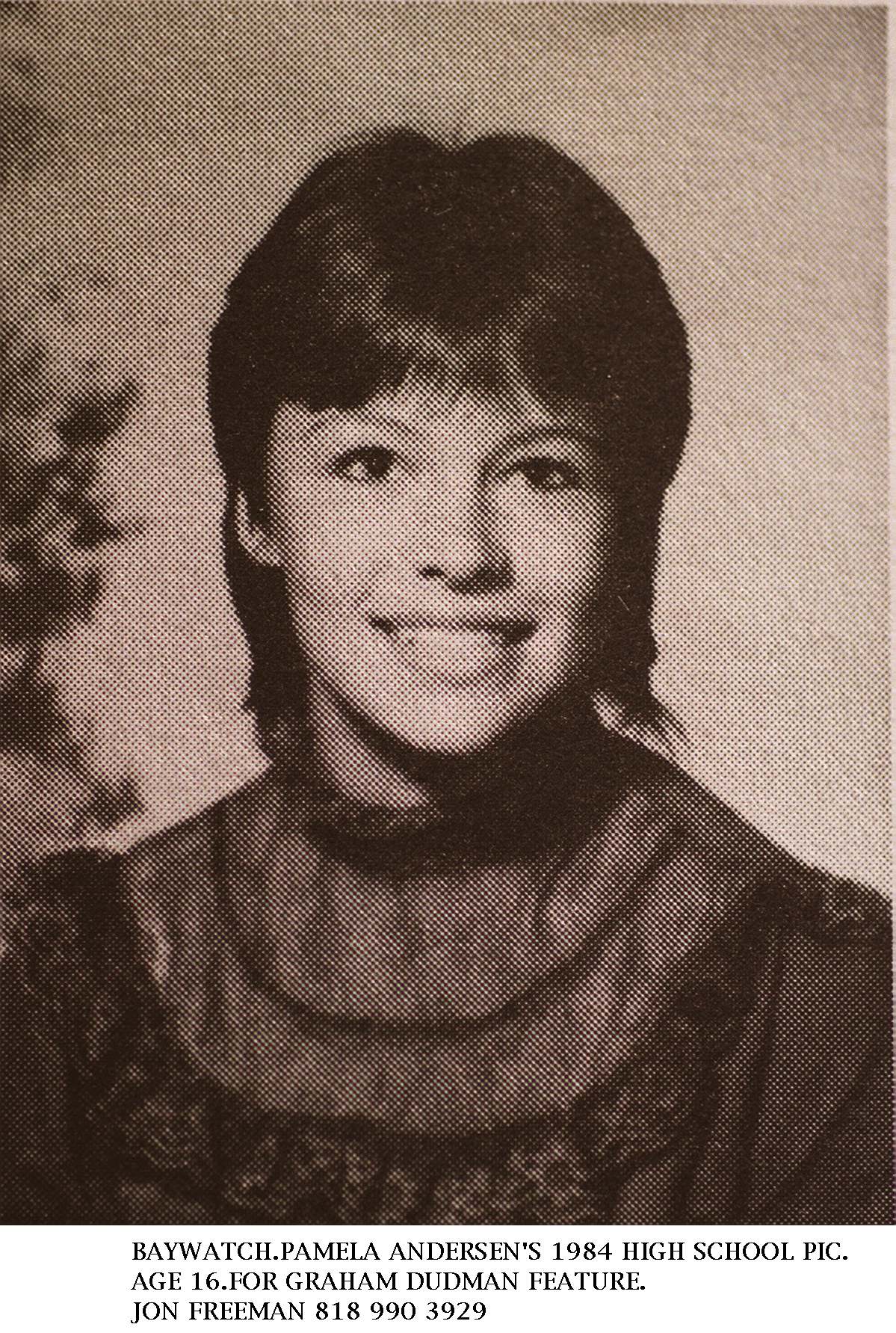 Pamela Anderson als Brünette auf ihrem Highschool-Jahrbuchfoto in Kanada, 1984 | Quelle: Getty Images